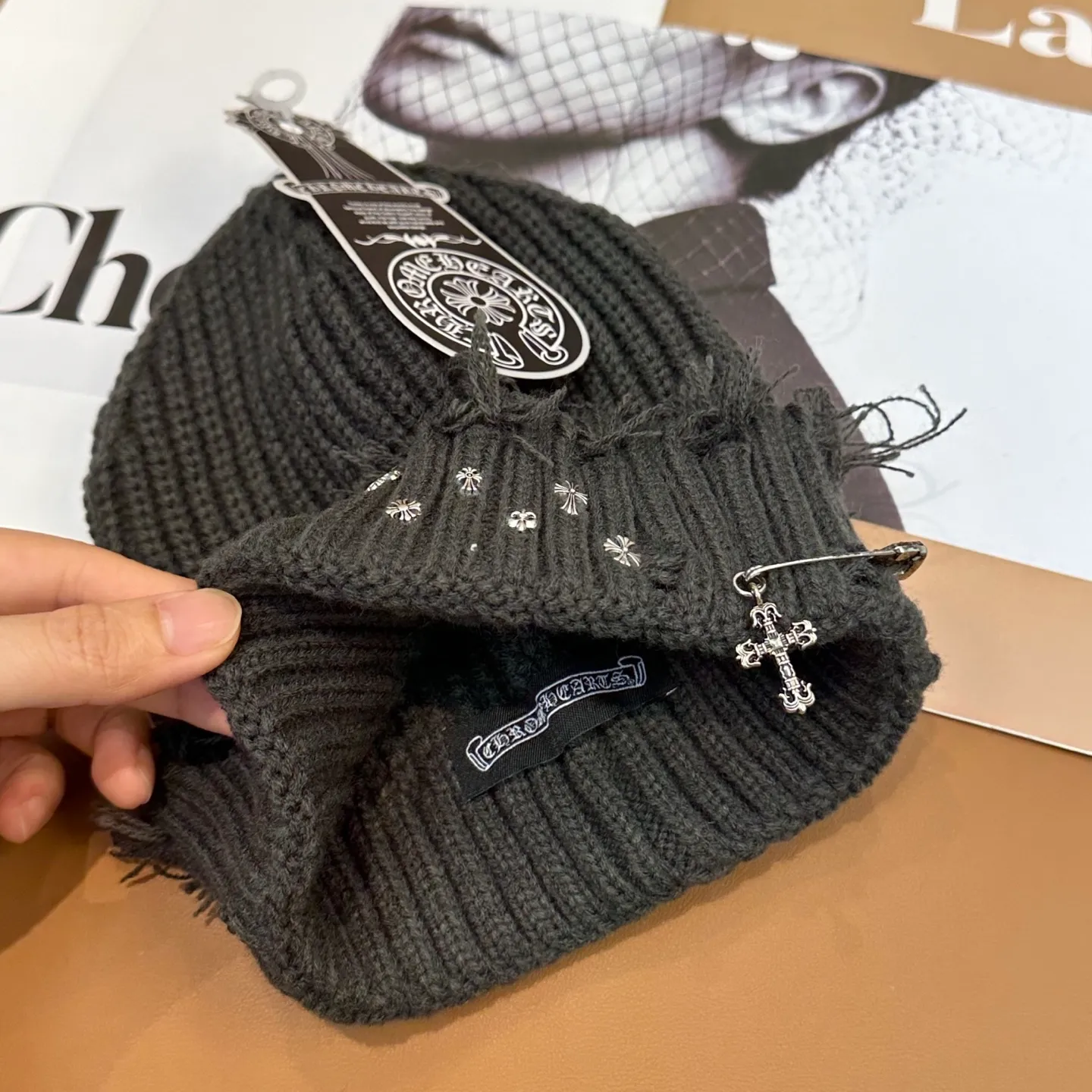 P70 🤍Chrome hearts new autumn and winter cross knitted hat🧶 One of the must-have hats in autumn and winter~ It really looks good on whoever wears it~, it is also a perfect match in black and white and gray in autumn~